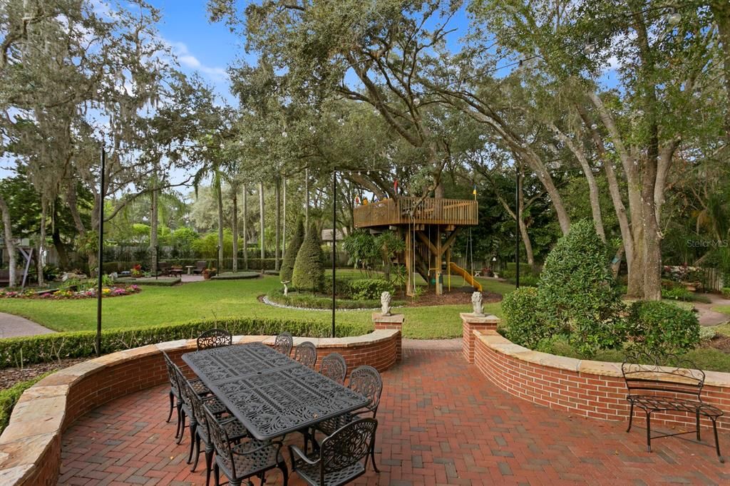 Recently Sold: $2,300,000 (4 beds, 3 baths, 5352 Square Feet)