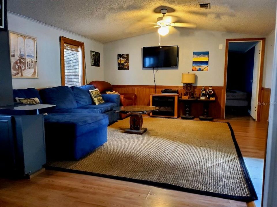 For Sale: $188,950 (3 beds, 2 baths, 1140 Square Feet)