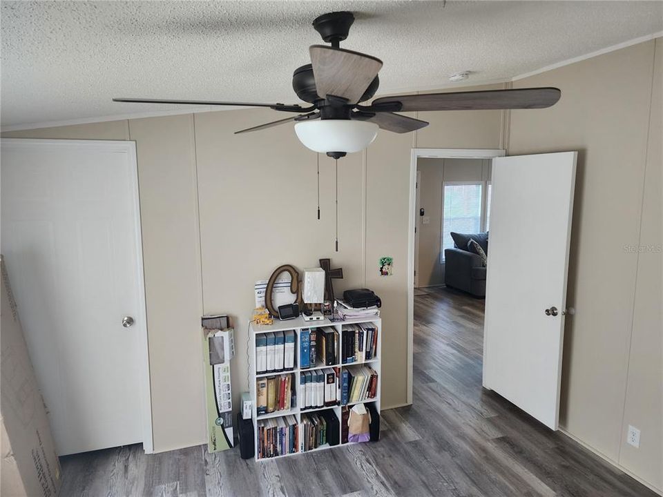 For Sale: $270,000 (3 beds, 2 baths, 1402 Square Feet)