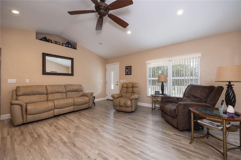 Recently Sold: $299,000 (3 beds, 2 baths, 1727 Square Feet)