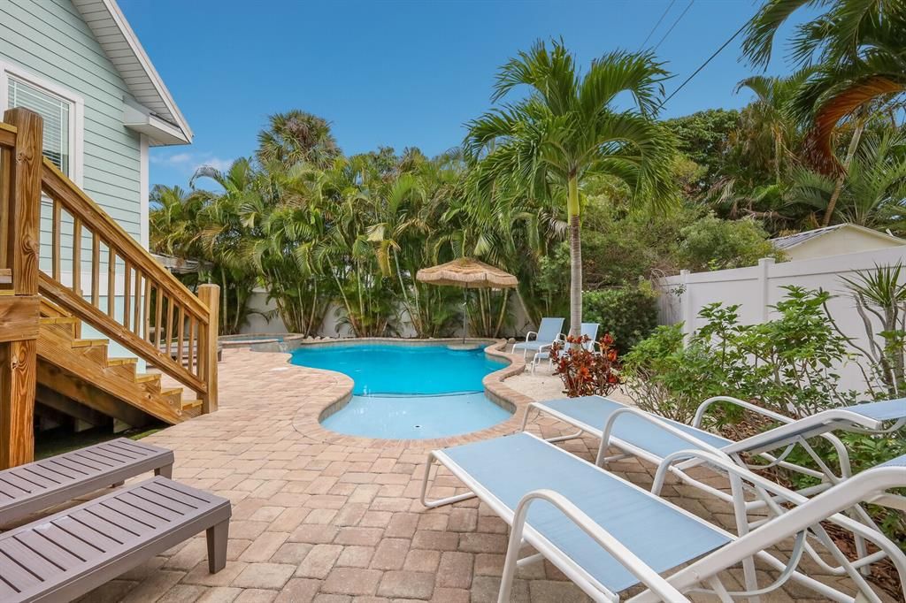 Recently Sold: $2,295,000 (5 beds, 3 baths, 1921 Square Feet)