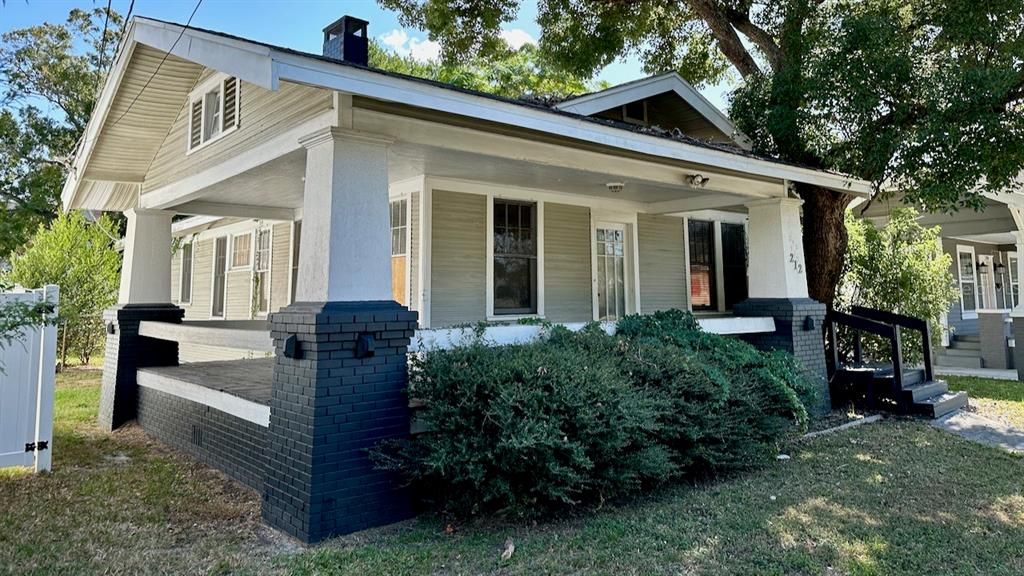 Recently Sold: $450,000 (3 beds, 1 baths, 1150 Square Feet)