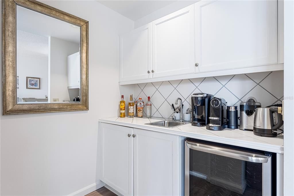 Active With Contract: $1,160,000 (2 beds, 2 baths, 1293 Square Feet)