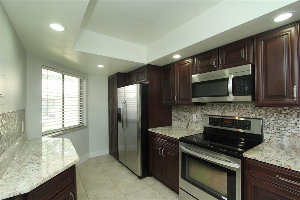 For Sale: $275,000 (2 beds, 2 baths, 1065 Square Feet)