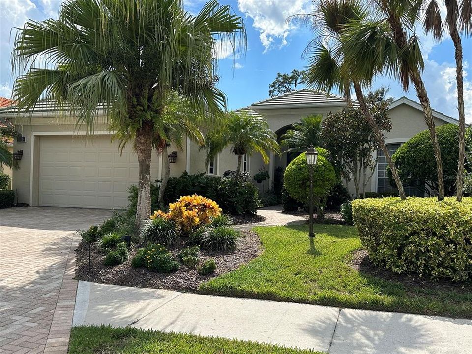 Recently Sold: $765,000 (3 beds, 2 baths, 2547 Square Feet)