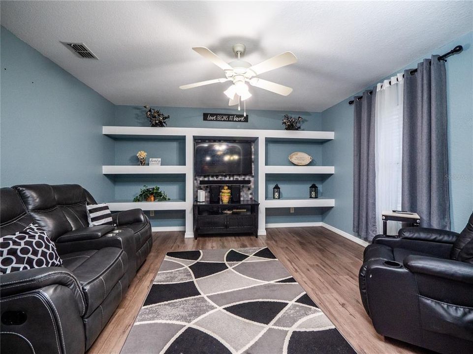 For Sale: $359,900 (2 beds, 2 baths, 1329 Square Feet)