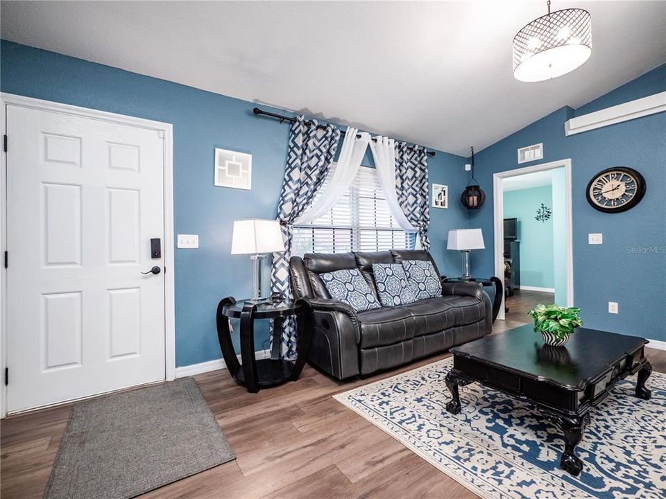 For Sale: $359,900 (2 beds, 2 baths, 1329 Square Feet)