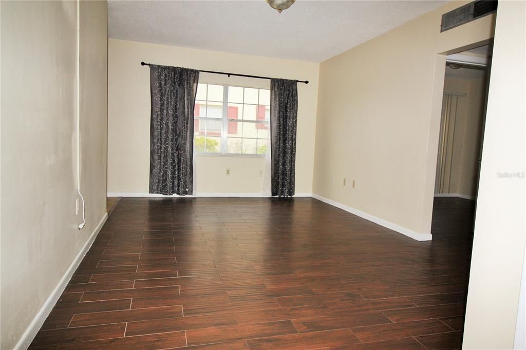 For Sale: $129,900 (2 beds, 1 baths, 754 Square Feet)