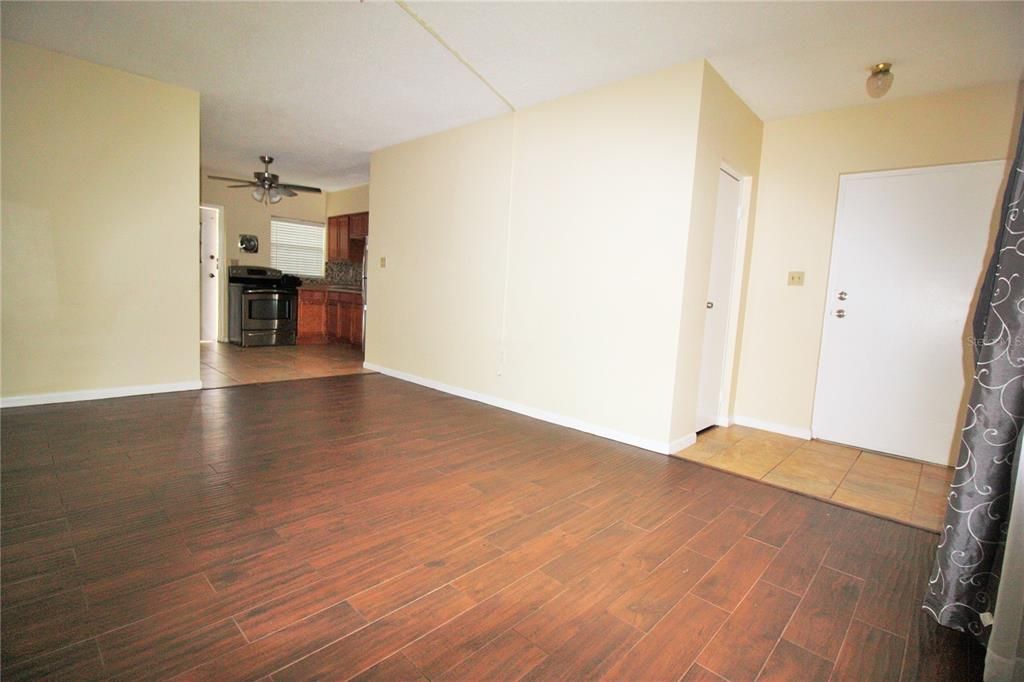 For Sale: $129,900 (2 beds, 1 baths, 754 Square Feet)