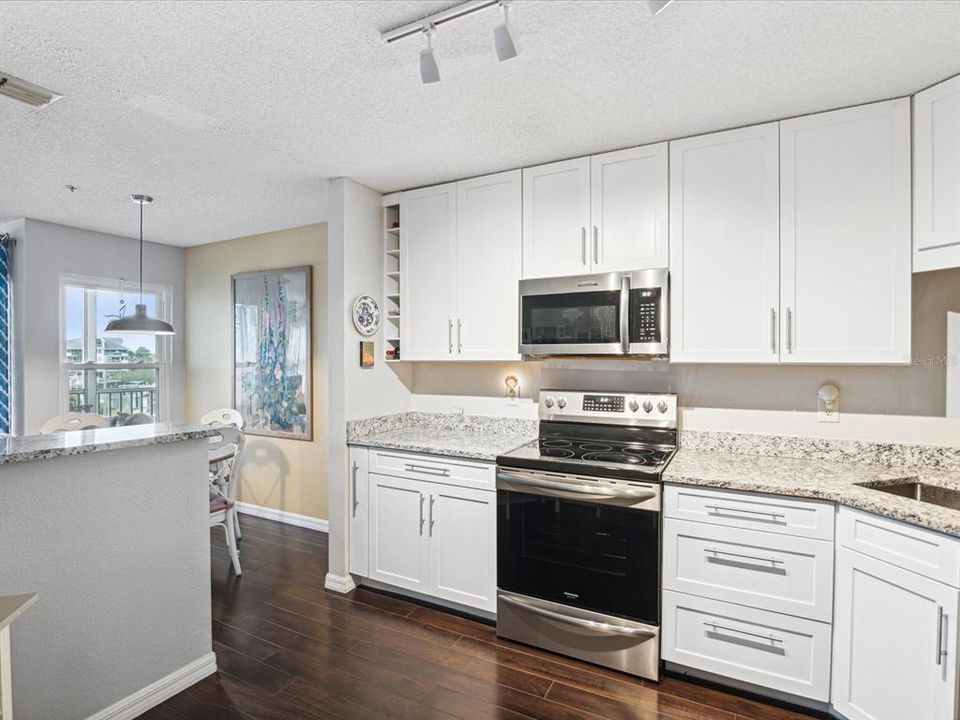 For Sale: $270,000 (2 beds, 2 baths, 874 Square Feet)