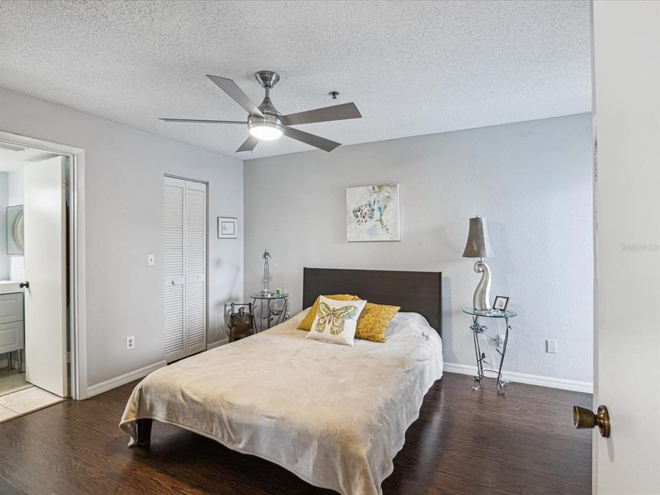 For Sale: $270,000 (2 beds, 2 baths, 874 Square Feet)