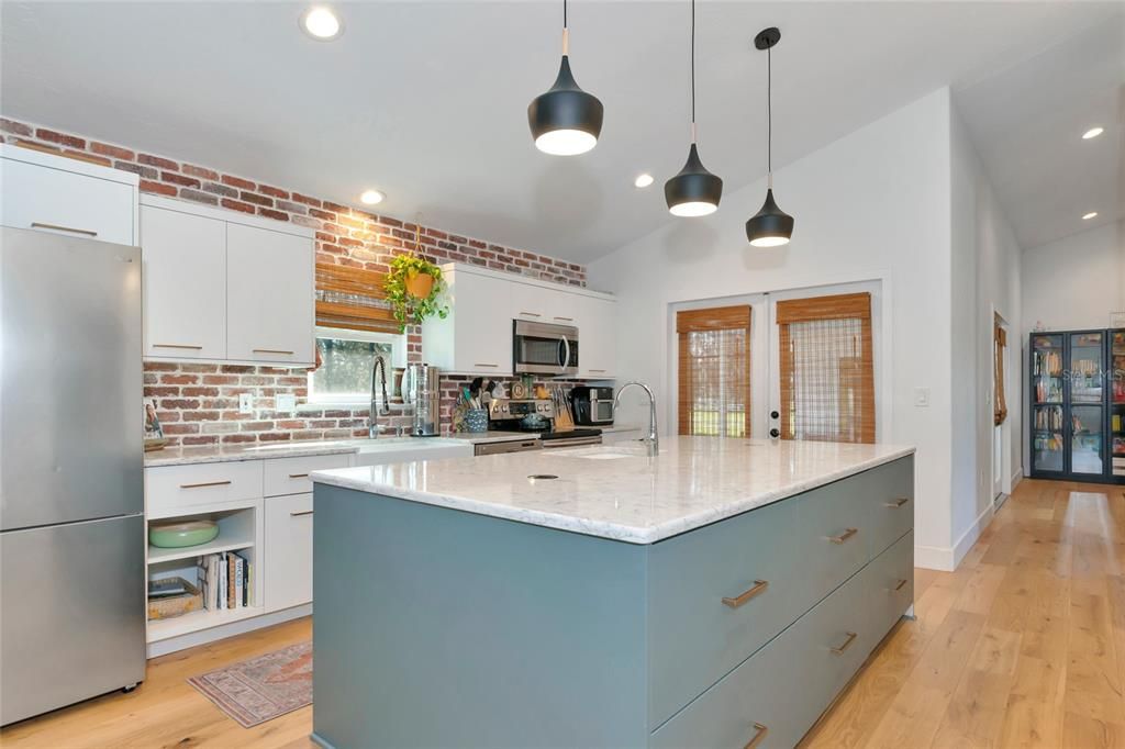 Recently Sold: $900,000 (3 beds, 2 baths, 1976 Square Feet)