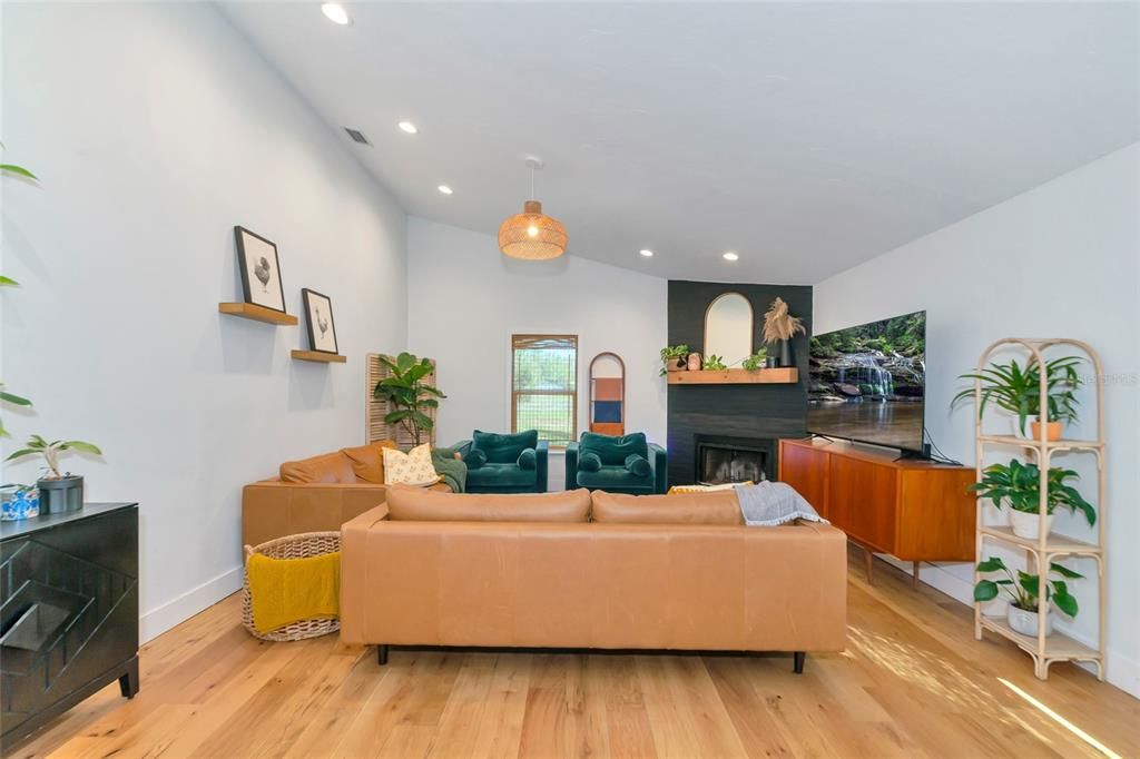 Recently Sold: $900,000 (3 beds, 2 baths, 1976 Square Feet)