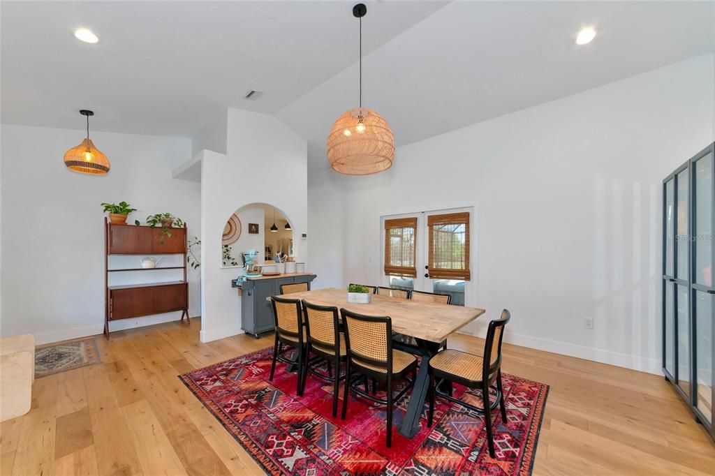 Recently Sold: $900,000 (3 beds, 2 baths, 1976 Square Feet)