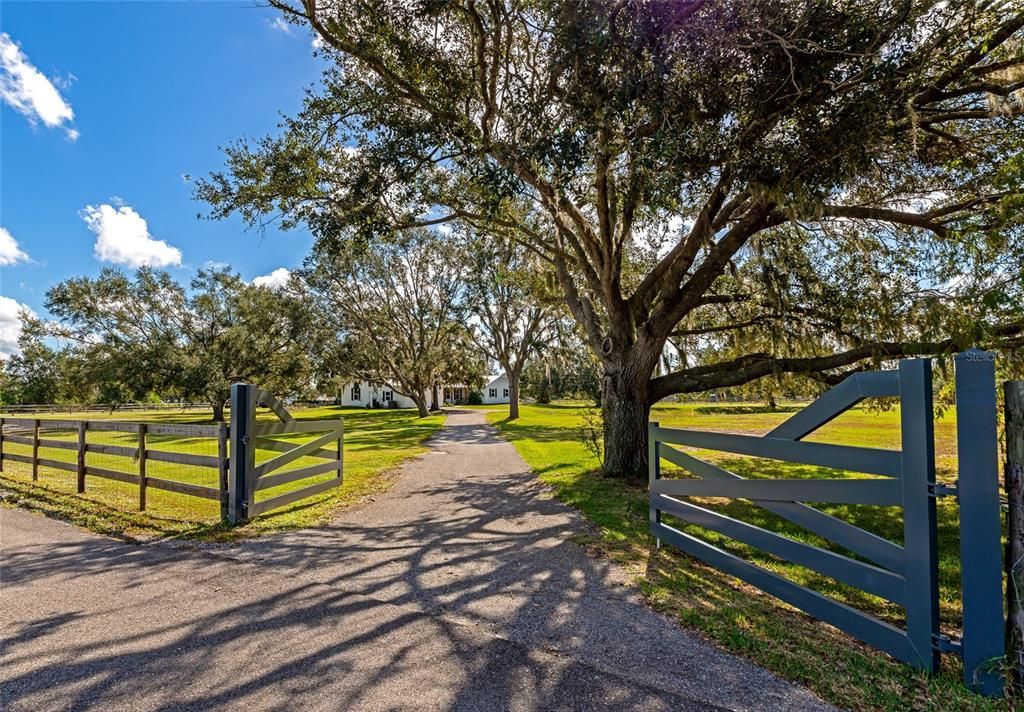 Recently Sold: $900,000 (3 beds, 2 baths, 1976 Square Feet)