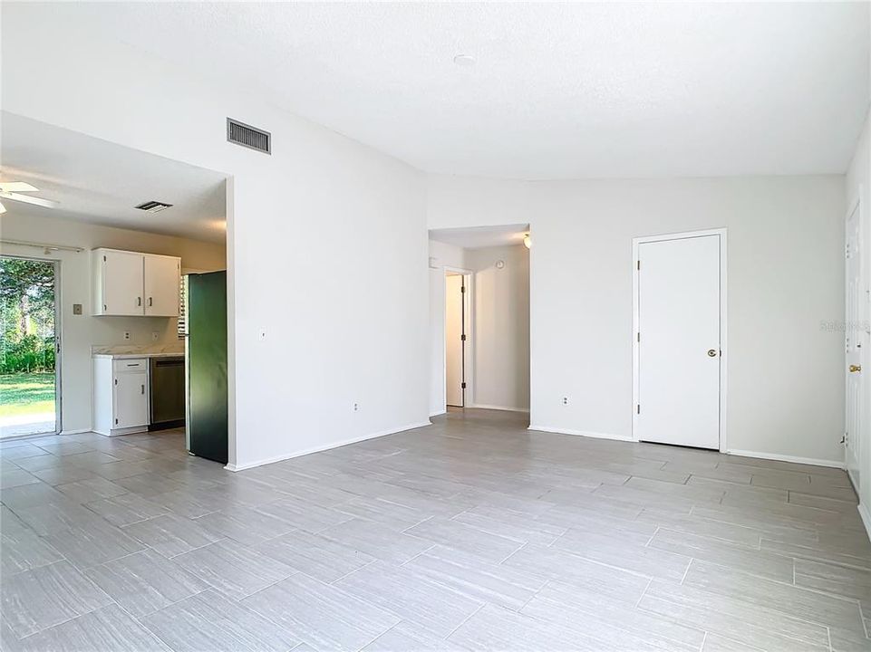 Active With Contract: $236,000 (2 beds, 1 baths, 838 Square Feet)