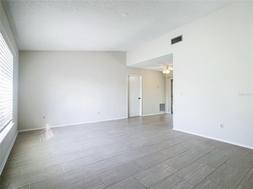 Active With Contract: $236,000 (2 beds, 1 baths, 838 Square Feet)