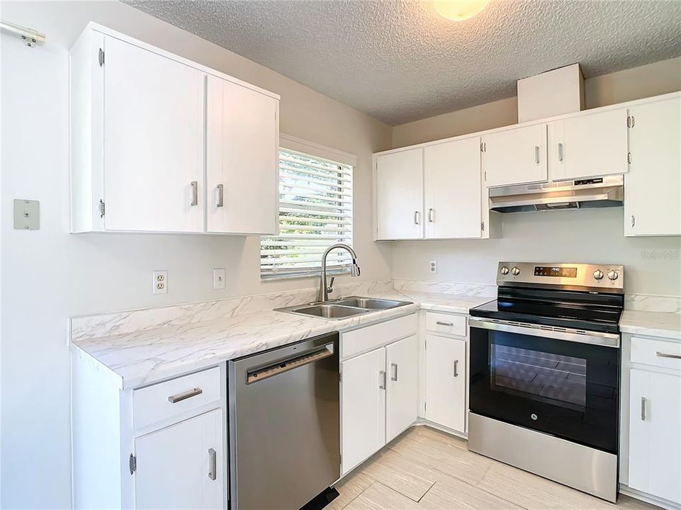 Active With Contract: $236,000 (2 beds, 1 baths, 838 Square Feet)