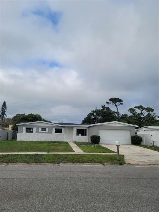 Recently Sold: $310,000 (4 beds, 2 baths, 1367 Square Feet)