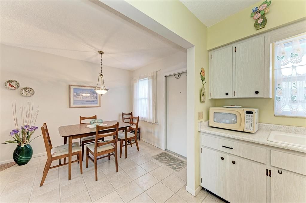 For Sale: $399,000 (2 beds, 1 baths, 794 Square Feet)