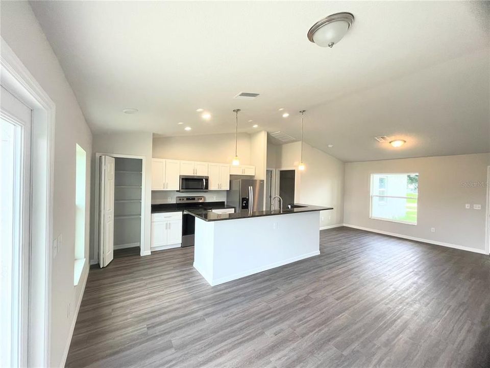 Active With Contract: $255,000 (3 beds, 2 baths, 1276 Square Feet)