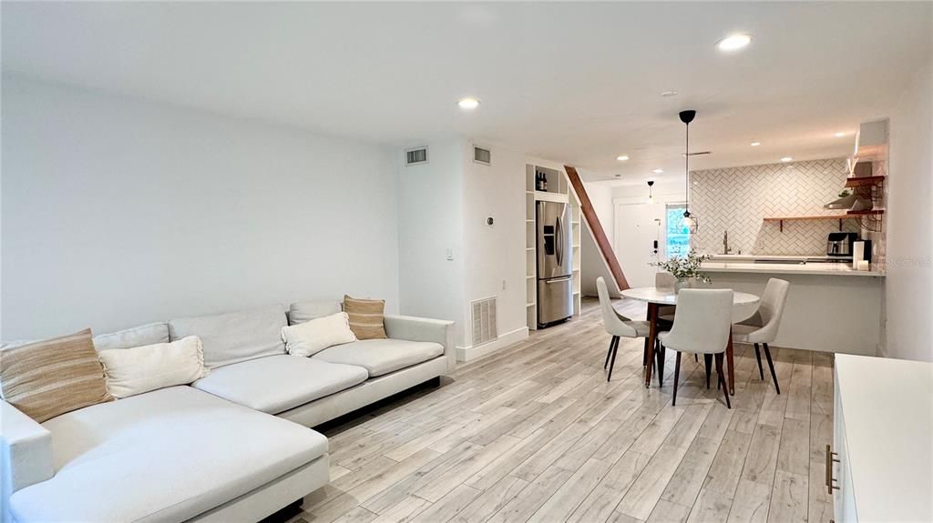 Active With Contract: $194,500 (2 beds, 1 baths, 999 Square Feet)