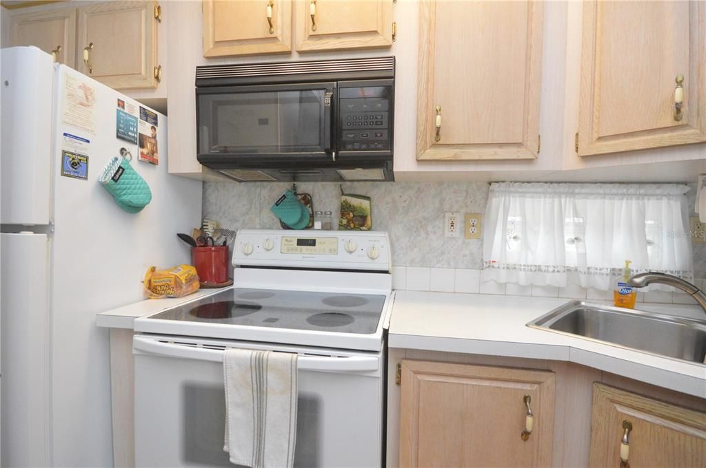 For Sale: $179,900 (2 beds, 2 baths, 1102 Square Feet)