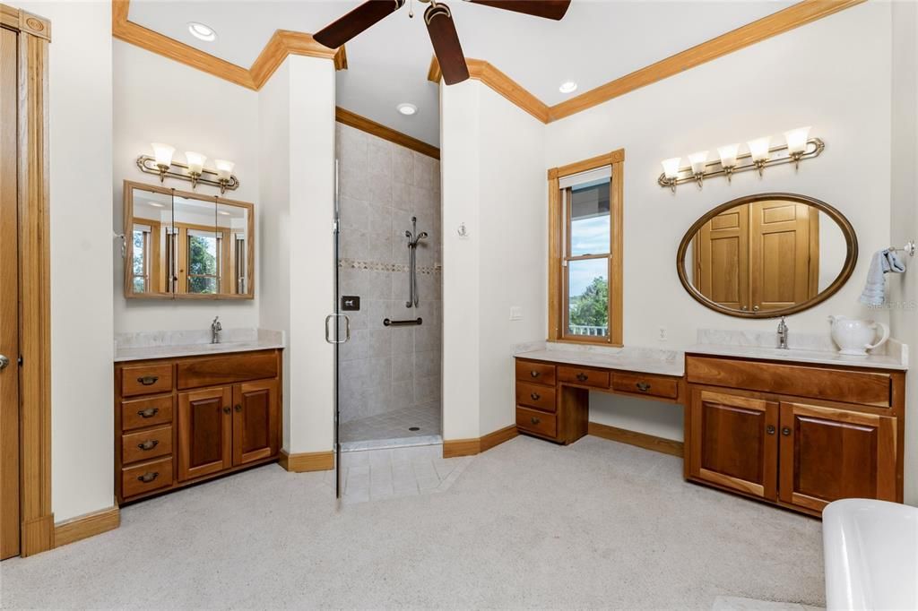 最近售出: $1,249,000 (4 贝兹, 2 浴室, 4452 平方英尺)
