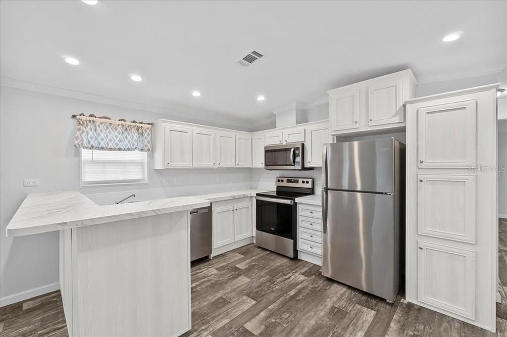 Active With Contract: $208,900 (3 beds, 2 baths, 1098 Square Feet)