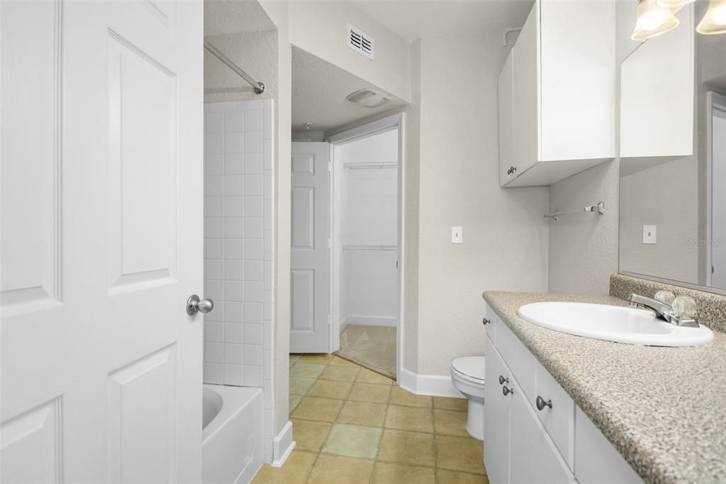 Active With Contract: $189,990 (1 beds, 1 baths, 685 Square Feet)