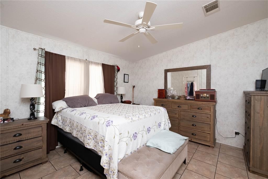 Recently Sold: $219,900 (3 beds, 2 baths, 1404 Square Feet)