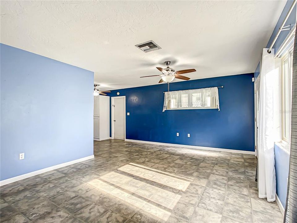 Active With Contract: $147,500 (2 beds, 1 baths, 1040 Square Feet)