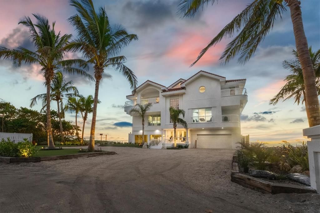 For Sale: $5,995,000 (4 beds, 6 baths, 7509 Square Feet)