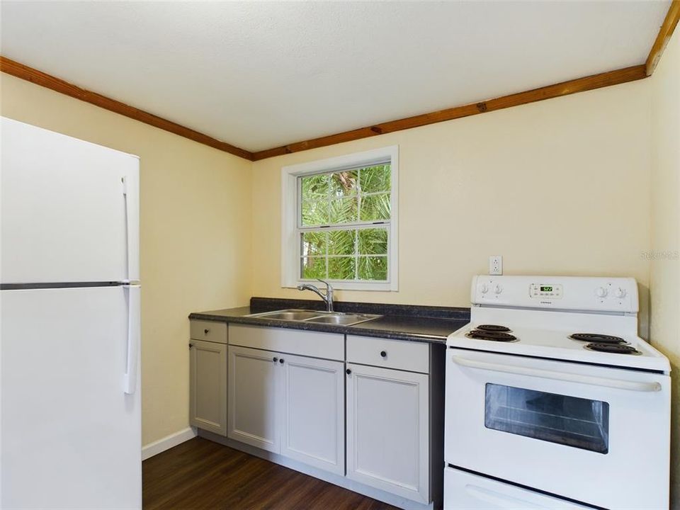 Active With Contract: $149,900 (1 beds, 1 baths, 576 Square Feet)