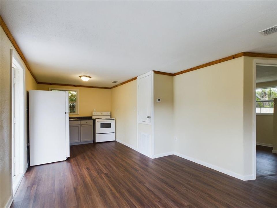 Active With Contract: $149,900 (1 beds, 1 baths, 576 Square Feet)