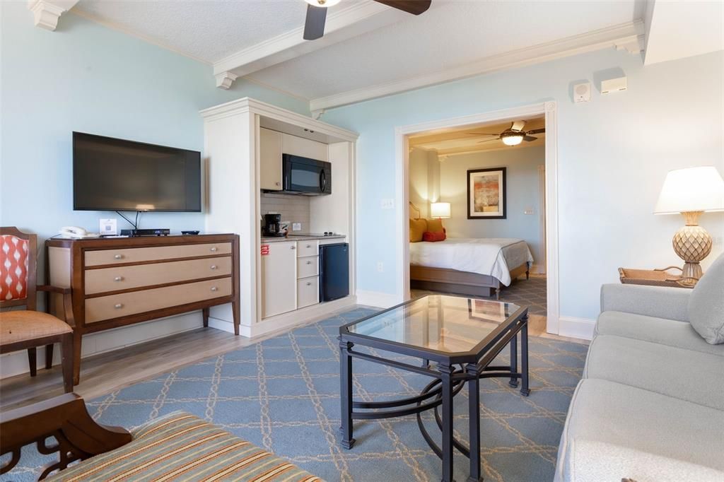 Active With Contract: $368,880 (1 beds, 1 baths, 678 Square Feet)