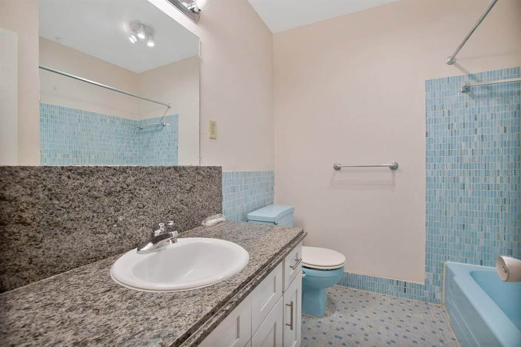 Recently Sold: $235,000 (2 beds, 1 baths, 816 Square Feet)