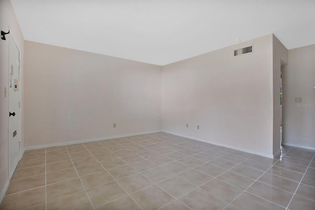 Active With Contract: $235,000 (2 beds, 1 baths, 816 Square Feet)