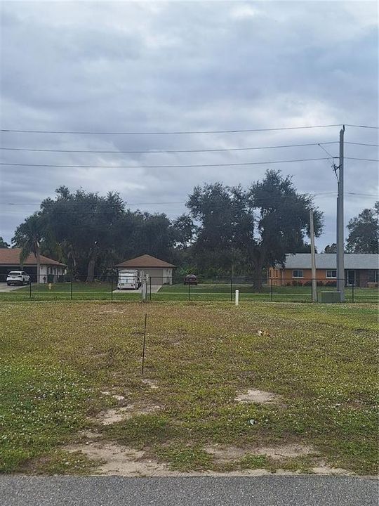 На продажу: $4,900 (0.10 acres)