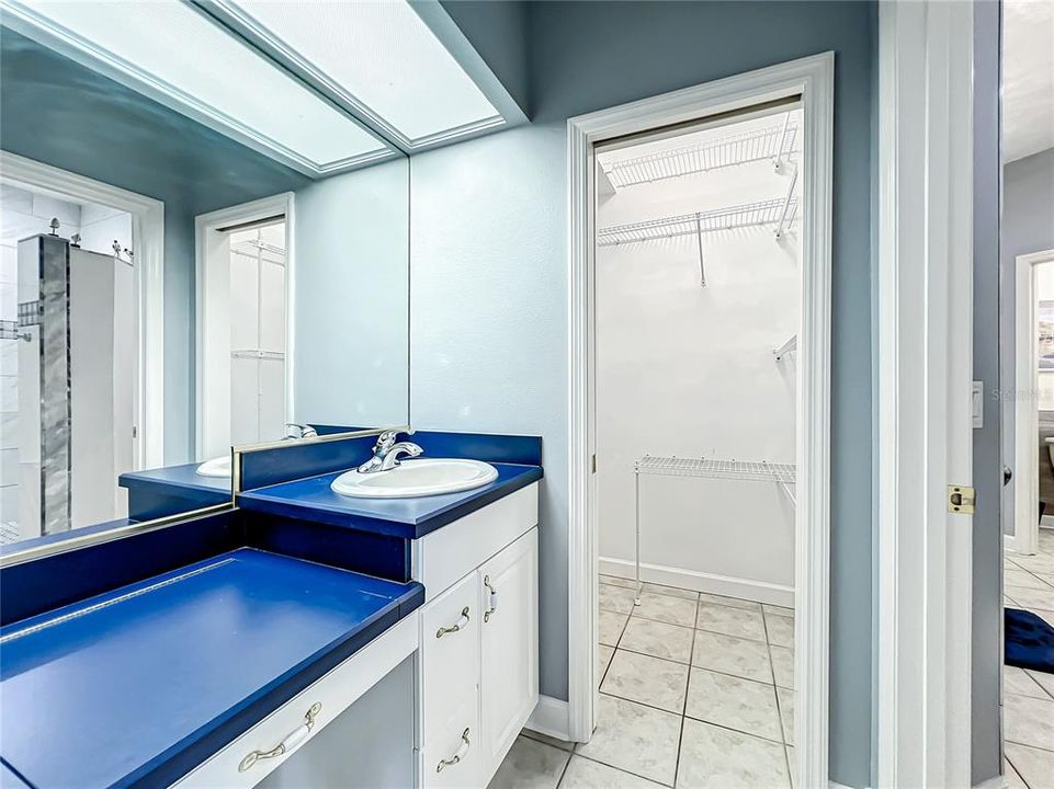 Guest bathroom right next to guest bedroom 2 and large walk in closet