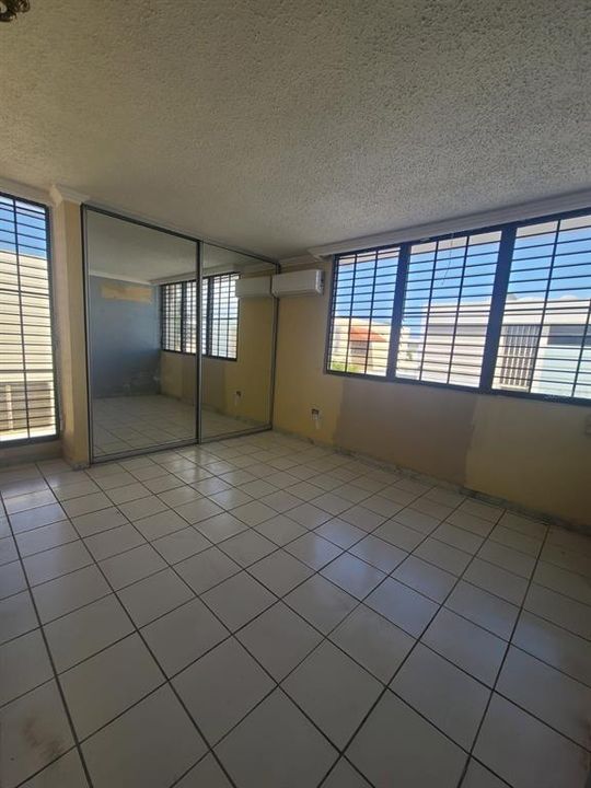 Vendido Recientemente: $355,000 (4 camas, 3 baños, 2516 Pies cuadrados)