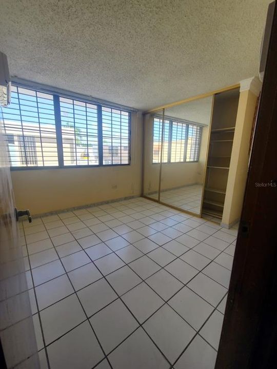 Vendido Recientemente: $355,000 (4 camas, 3 baños, 2516 Pies cuadrados)