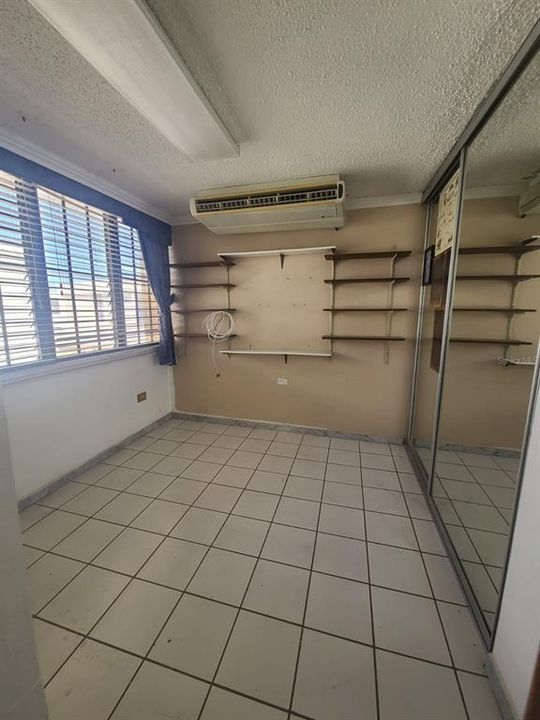 Vendido Recientemente: $355,000 (4 camas, 3 baños, 2516 Pies cuadrados)