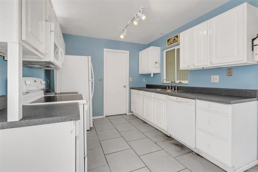 Recently Sold: $219,000 (3 beds, 2 baths, 1628 Square Feet)