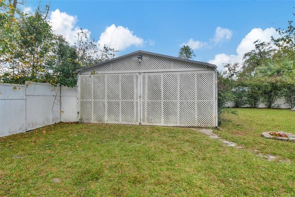 Storage Garage. Left side yard.