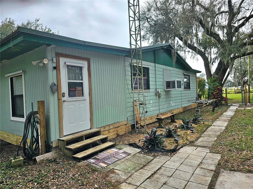 For Sale: $190,000 (3 beds, 1 baths, 1152 Square Feet)