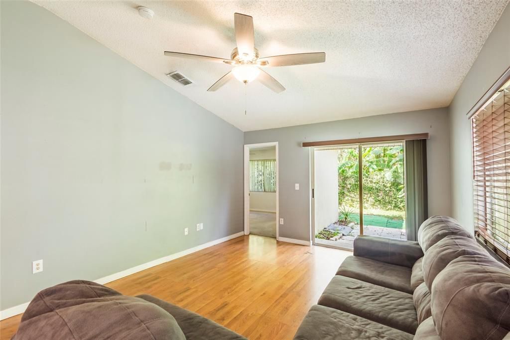 For Sale: $318,000 (3 beds, 2 baths, 1174 Square Feet)