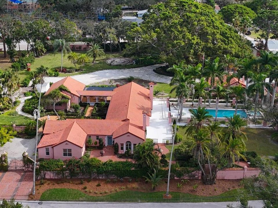 Recently Sold: $2,495,000 (4 beds, 5 baths, 4140 Square Feet)