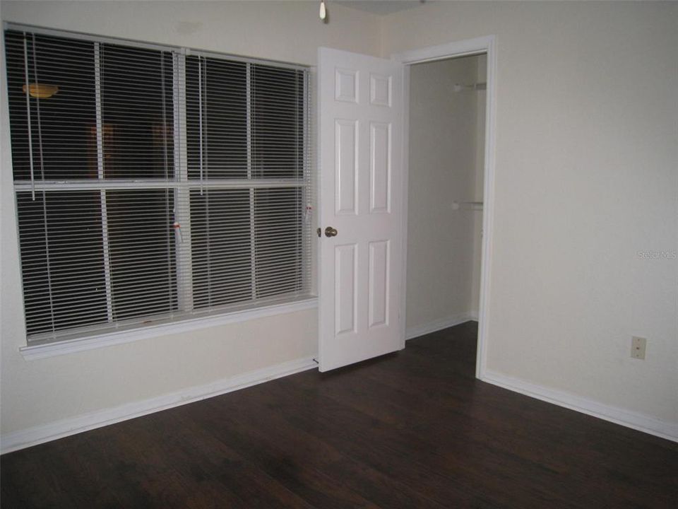 Active With Contract: $190,000 (2 beds, 1 baths, 939 Square Feet)