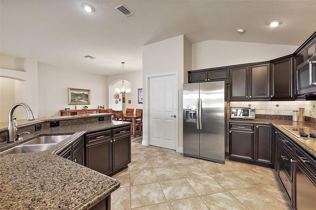 Large kitchen w/stainless appliances